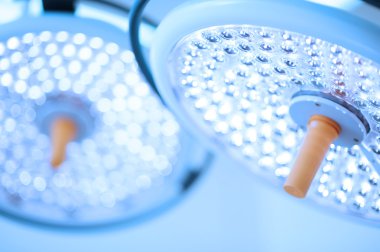 operasyon odasında iki ameliyat lambaları