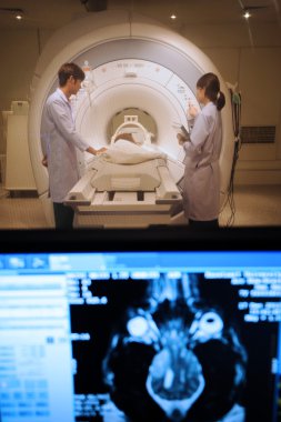 Mr'ı inceden inceye gözden geçirmek Oda moniter ön plan ile çalışan veteriner Doktor