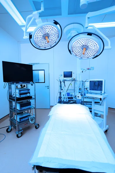 Vybavení a zdravotnické prostředky v moderním operačním sále — Stock fotografie