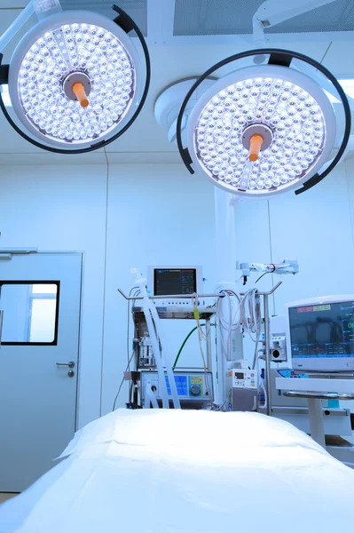 Equipment and medical devices in modern operating room — Stock Photo, Image