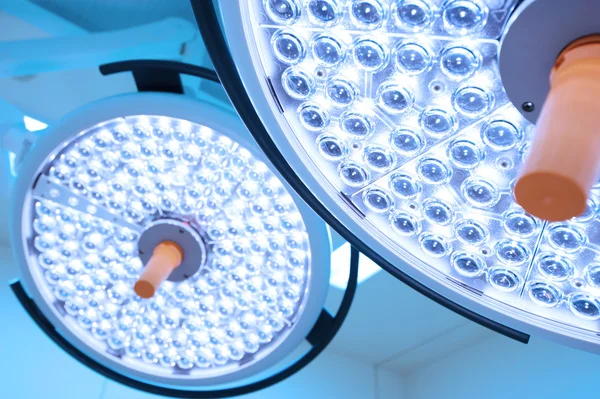 Two surgical lamps in operation room — Stock Photo, Image