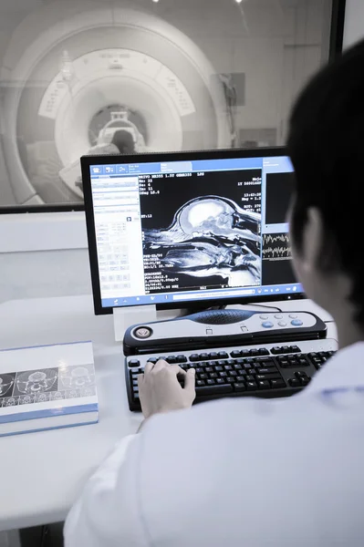 Veterinarian doctor with MRI computer control — Stock Photo, Image