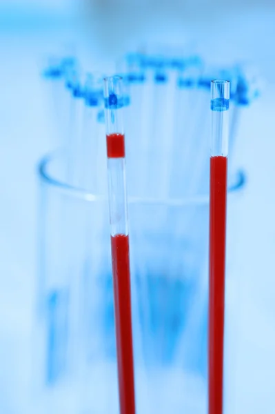 Amostragem de sangue com agulha para análise em laboratório — Fotografia de Stock