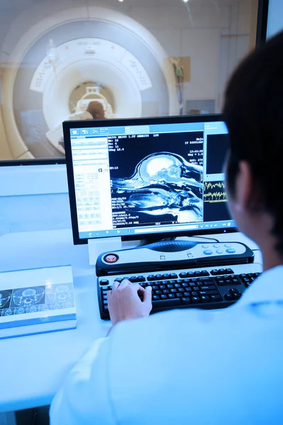 Veterinarian doctor with MRI computer control — Stock Photo, Image