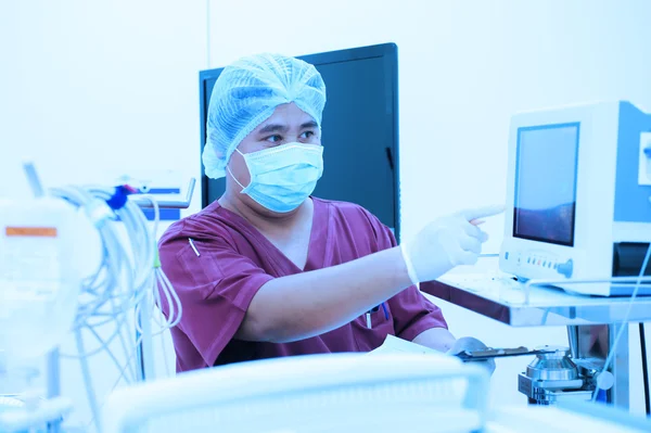 Veterinarian assistant in operation room — Stock Photo, Image