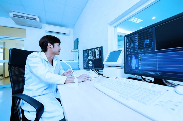 Veterinarian doctor with MRI computer control — Stock Photo, Image