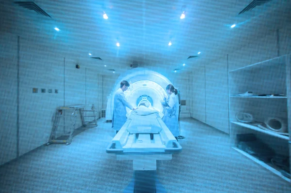 Medico veterinario che lavora nella sala scanner MRI — Foto Stock