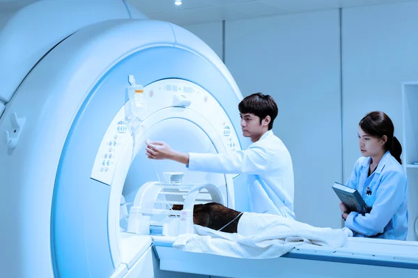 Ветеринар лікар працюють у кімнаті МРТ сканера — стокове фото