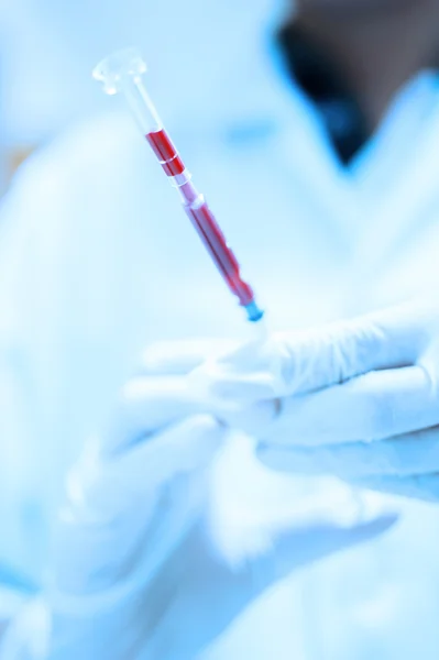 Cientista que trabalha no laboratório de sangue — Fotografia de Stock