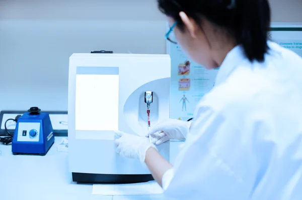 Científico trabajando en el laboratorio de sangre —  Fotos de Stock