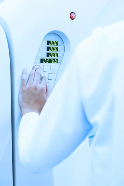 Veterinarian doctor working in MRI scanner room — Stock Photo, Image