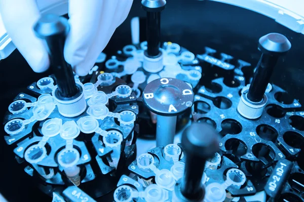 Blood testing in laboratory — Stock Photo, Image