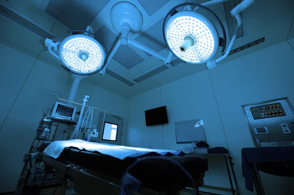 Ekipman ve modern ameliyathane operasyon odasında tıbbi cihazlar — Stok fotoğraf