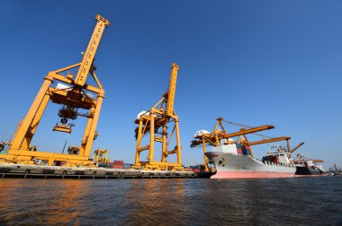 Konteyner kargo yük gemisi mavi gökyüzü ile