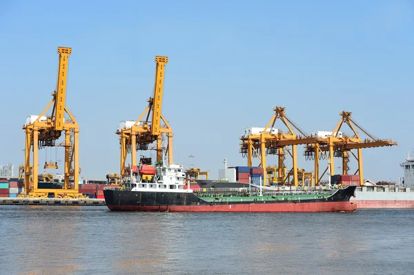 コンテナー貨物貨物船と青い空 — ストック写真