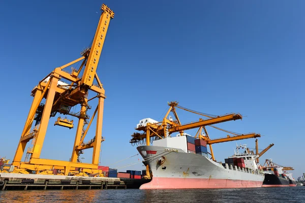 Kontejnerová nákladní nákladní loď pro logistické Import/Export pozadí — Stock fotografie