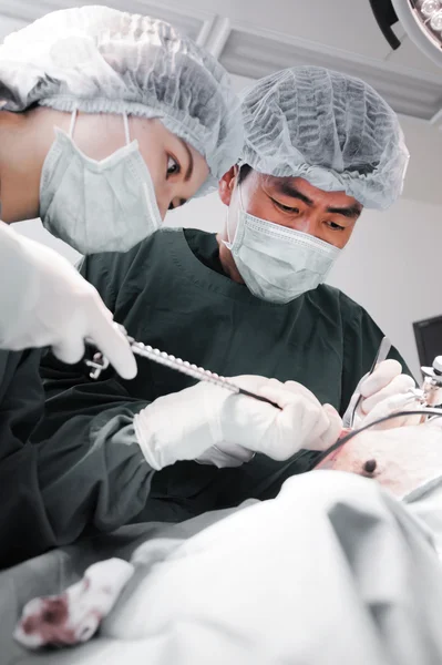 Dois cirurgiões veterinários na sala de operações — Fotografia de Stock