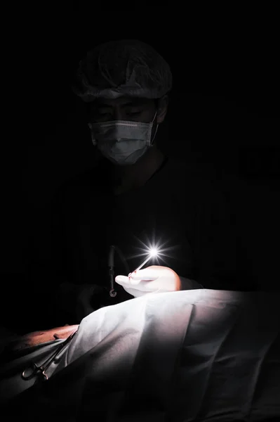 Médico veterinario en la sala de operaciones (tiro de iluminación de arte ) — Foto de Stock