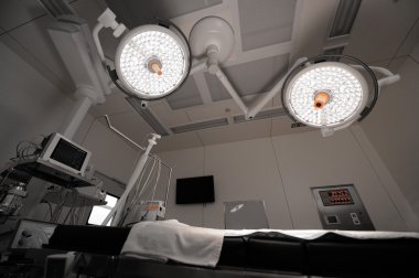 Ekipman ve modern ameliyathane operasyon odasında tıbbi cihazlar