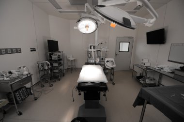 Ekipman ve modern ameliyathane operasyon odasında tıbbi cihazlar