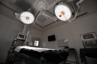 Ekipman ve modern ameliyathane operasyon odasında tıbbi cihazlar