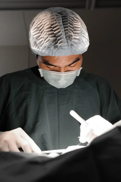 Dierenarts doctor in de operatie kamer voor chirurgische — Stockfoto