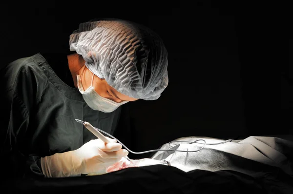 Tierarzt im Operationssaal für chirurgische Eingriffe — Stockfoto