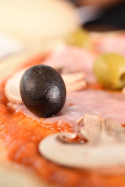 Pizza jambon, mantar ve zeytin