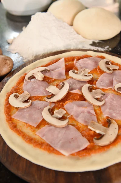 Pizza i składniki na pizzę — Zdjęcie stockowe