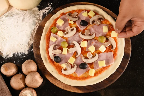 Pizza e ingredientes para pizza — Fotografia de Stock