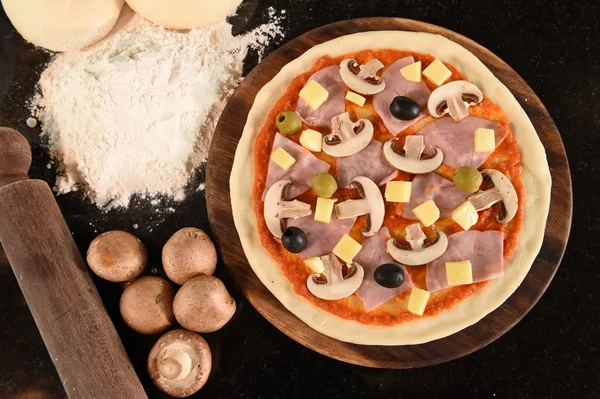 Pizza e ingredientes para pizza — Fotografia de Stock