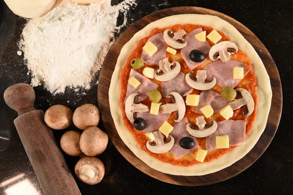 Pizza e ingredientes para pizza — Fotografia de Stock