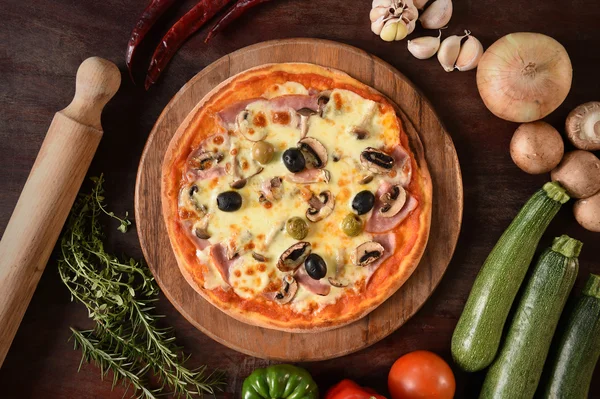 Pizza z szynką, pieczarkami i oliwkami — Zdjęcie stockowe