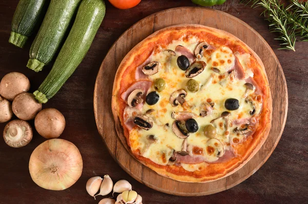 Pizza z szynką, pieczarkami i oliwkami — Zdjęcie stockowe