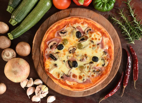 Pizza mit Schinken, Pilzen und Oliven — Stockfoto