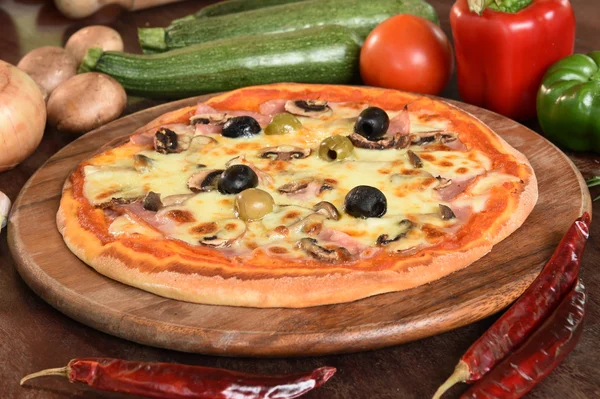 Pizza mit Schinken, Pilzen und Oliven — Stockfoto
