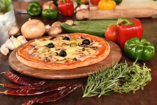 Pizza z szynką, pieczarkami i oliwkami — Zdjęcie stockowe