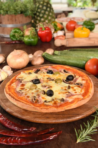 Pizza z szynką, pieczarkami i oliwkami — Zdjęcie stockowe