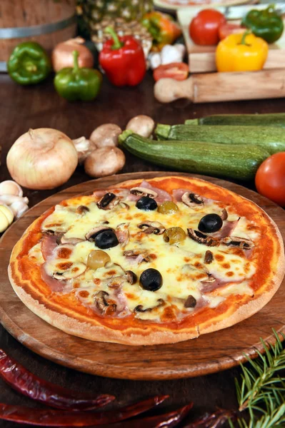 Pizza z szynką, pieczarkami i oliwkami — Zdjęcie stockowe