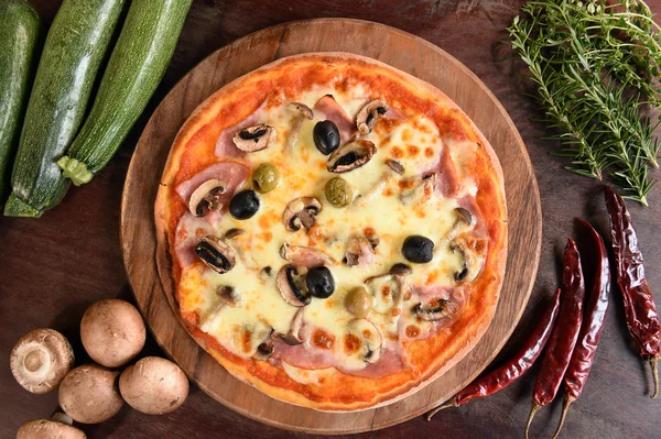 Pizza z szynką, pieczarkami i oliwkami — Zdjęcie stockowe