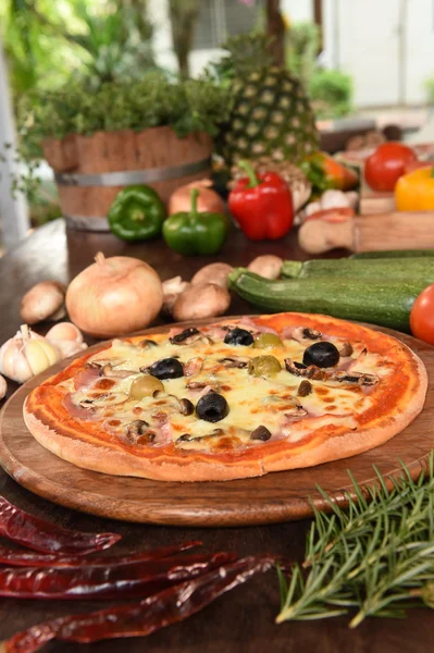 Pizza jambon, mantar ve zeytin — Stok fotoğraf