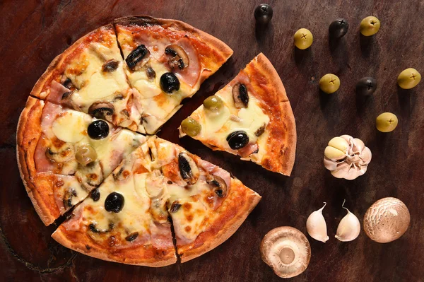 Pizza ve pizza için malzemeler — Stok fotoğraf