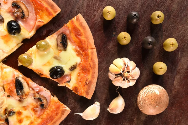 Pizza ve pizza için malzemeler — Stok fotoğraf