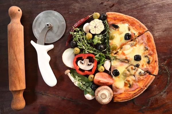 Pizza i świeże warzywa do pizzy — Zdjęcie stockowe