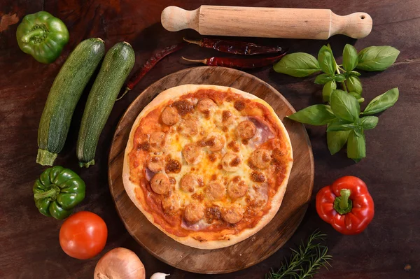 比萨饼和新鲜的蔬菜，吃披萨 — 图库照片