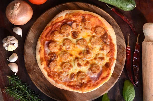 比萨饼和新鲜的蔬菜，吃披萨 — 图库照片