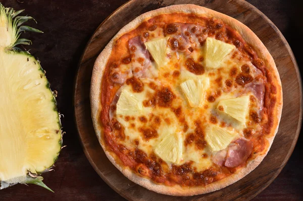 Pizza hawaiana, piña, jamón y queso — Foto de Stock