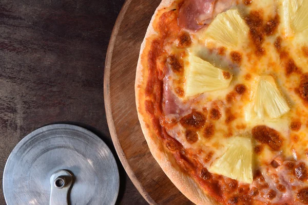 Pizza hawaiana, piña, jamón y queso — Foto de Stock