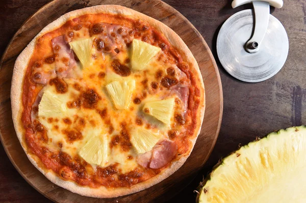 Гавайські піци, ананаса, шинка, сир — стокове фото