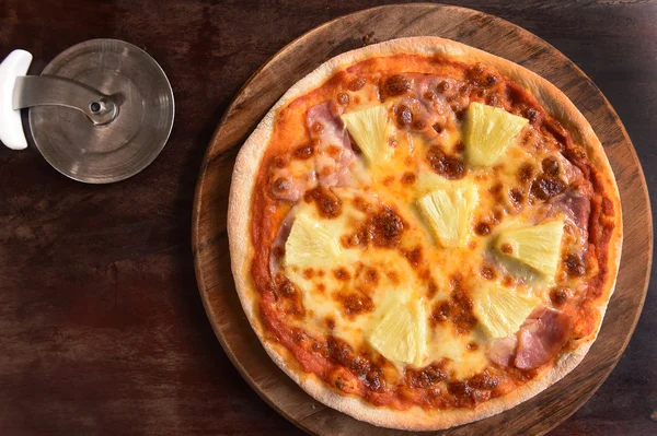 Pizza hawaiana, piña, jamón y queso — Foto de Stock